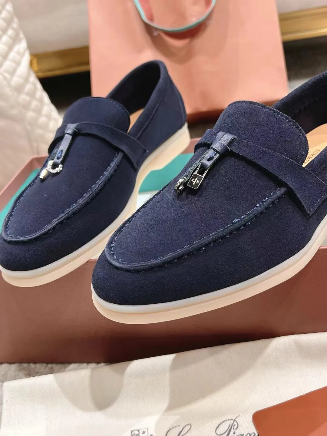 Factory price: 520💰4050 new color. Original purchase, 1⃣️: 1⃣️ folded and developed, Loro Piana professional model to try on feet, quality purchase level, flash sale of common products on the market, welcome to compare, original packaging. Fabric: Imported from Italy🐑High mercerized shearling, Lining: Hand-sewn mark thread in water-dyed cowhide imported from Italy🧵, high-end and elegant. Comfortable on the feet. Size: Women's 35-42 (41, 42) customized, non-returnable, men's 38-45 (46, 47, 48) customized, non-refundable. Fashionable boutiques that you can’t miss, a must-have item